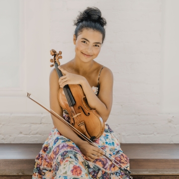 picture of Amaryn Olmeda holding violin