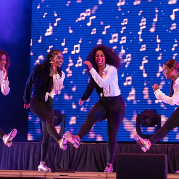 sync ladies dancing on stage