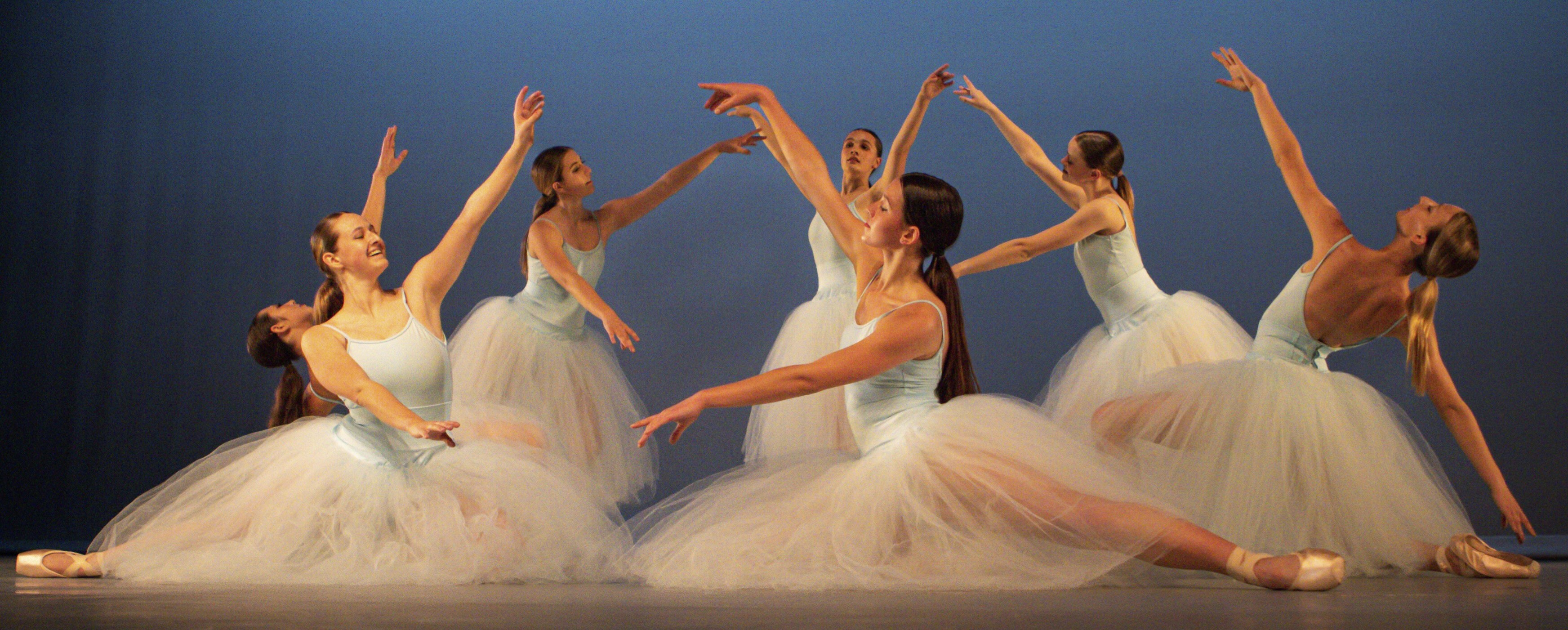 Image of ballet dancers performing